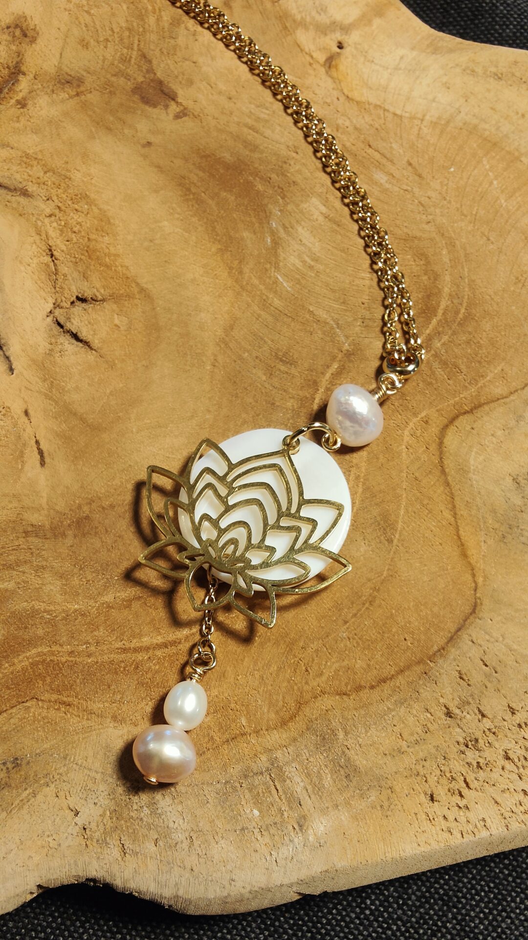 pendentif lotus acier dore avec nacre et perles d'eau douce