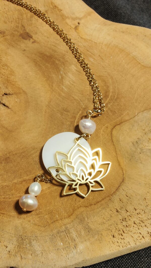 pendentif lotus acier dore avec nacre et perles d'eau douce 2