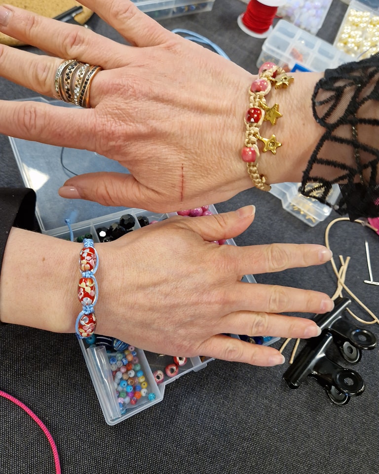 mains portant les bracelets réalisés en atelier bijoux au fil des perles