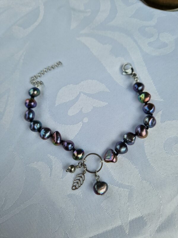 bracelet femme perles eau douce teintée avec breloque et fermoir acier