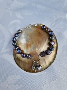bracelet femme perles eau douce teintée avec breloque et fermoir acier