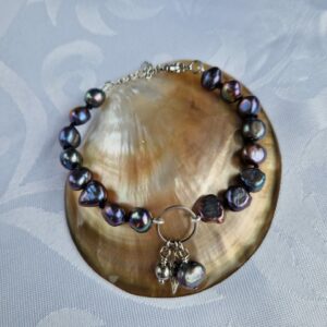 bracelet femme perles eau douce teintée avec breloque et fermoir acier