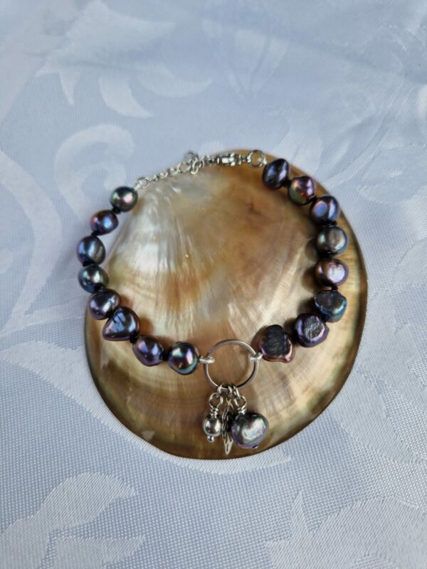 bracelet femme perles eau douce teintée avec breloque et fermoir acier